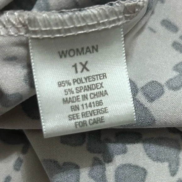 Dressbarn Black and White Abstract Blouse - Picture 4 of 5